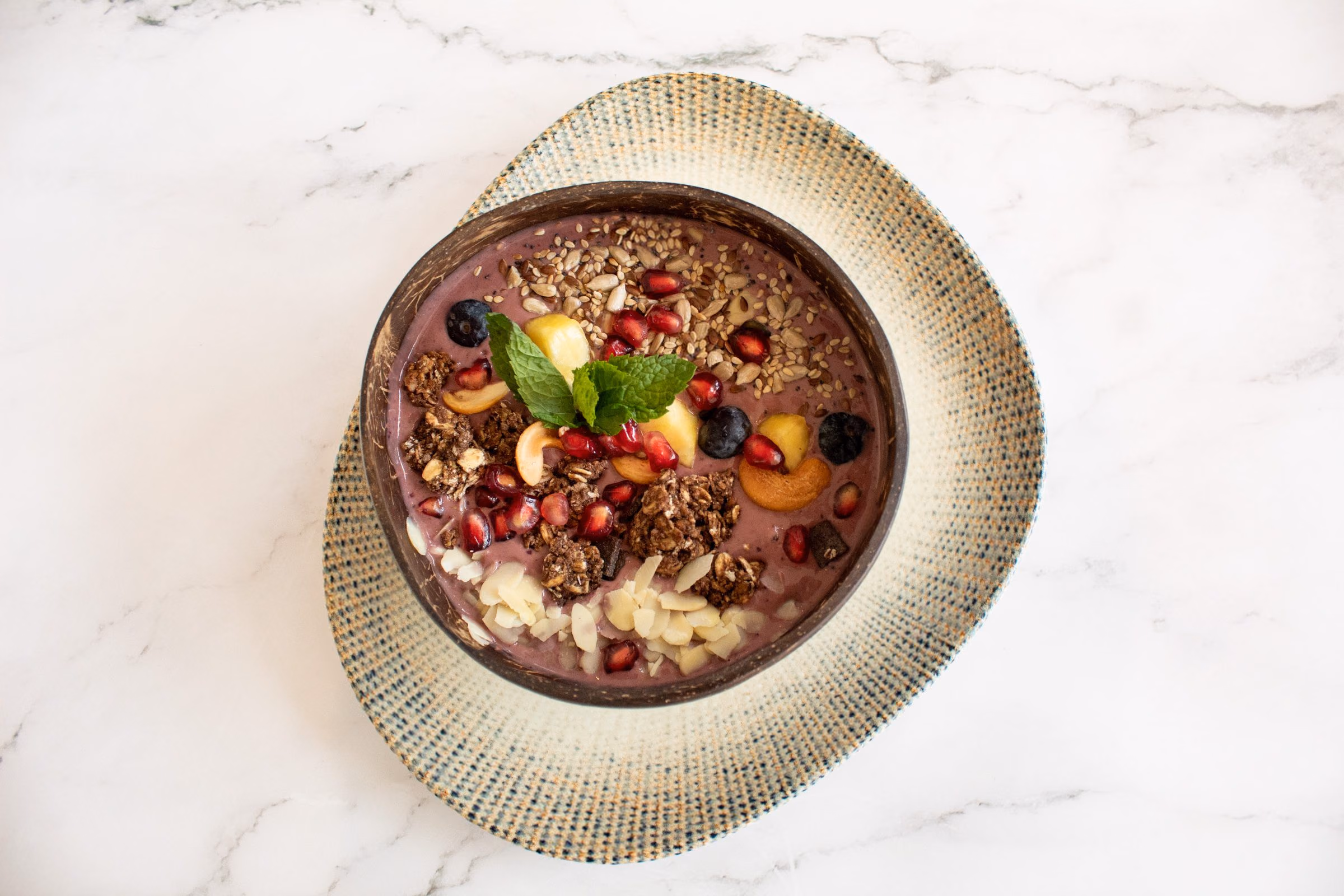 Bowl de açaí con fruta fresca, granola y semillas