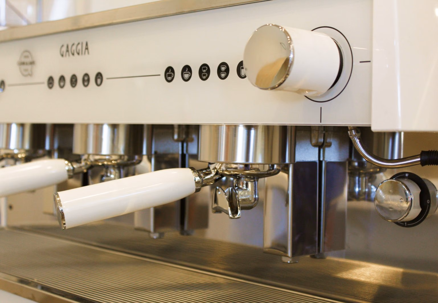 Cafetera de espresso blanca en la barra