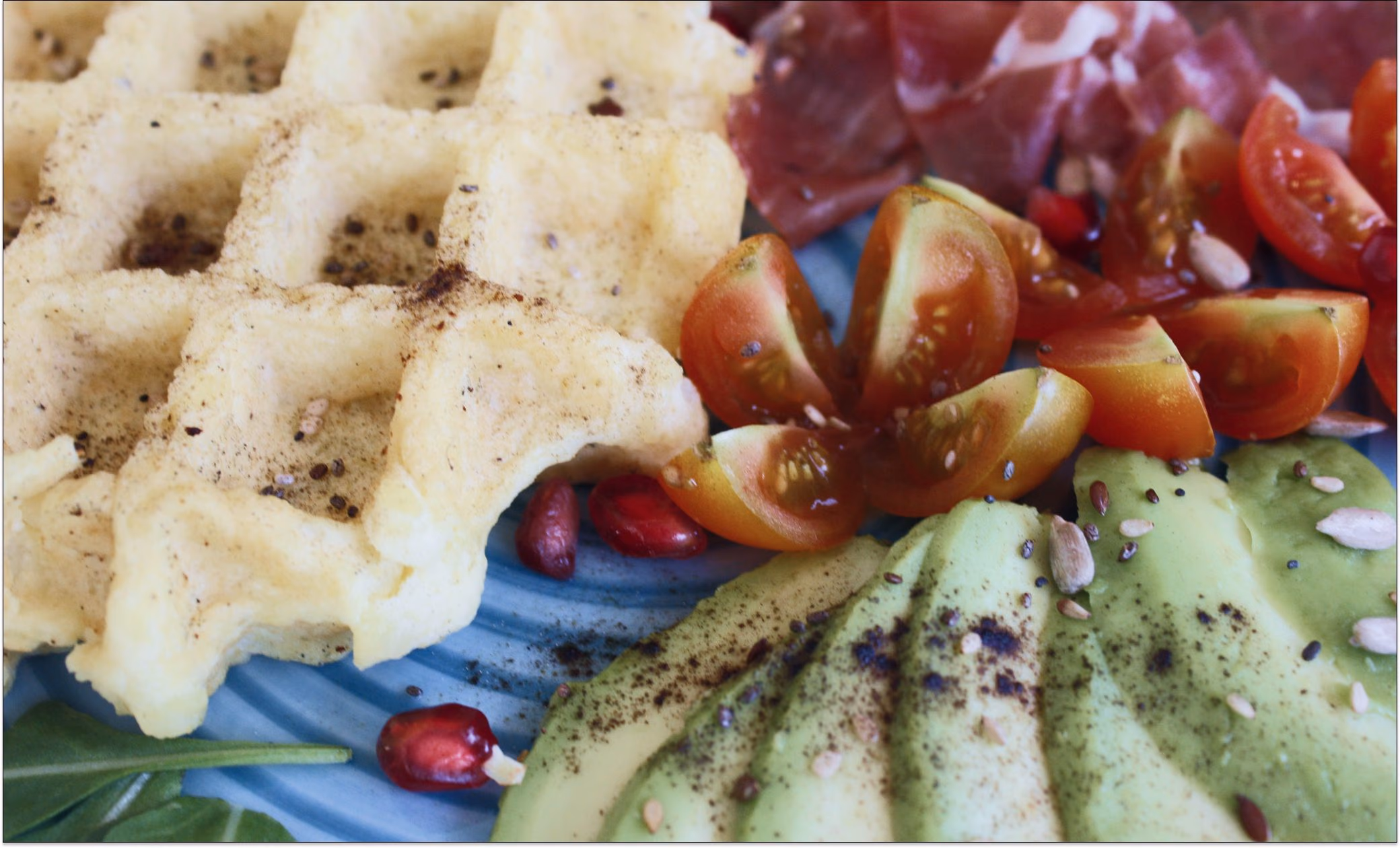 Gofre salado con tomate cherry, aguacate y jamón