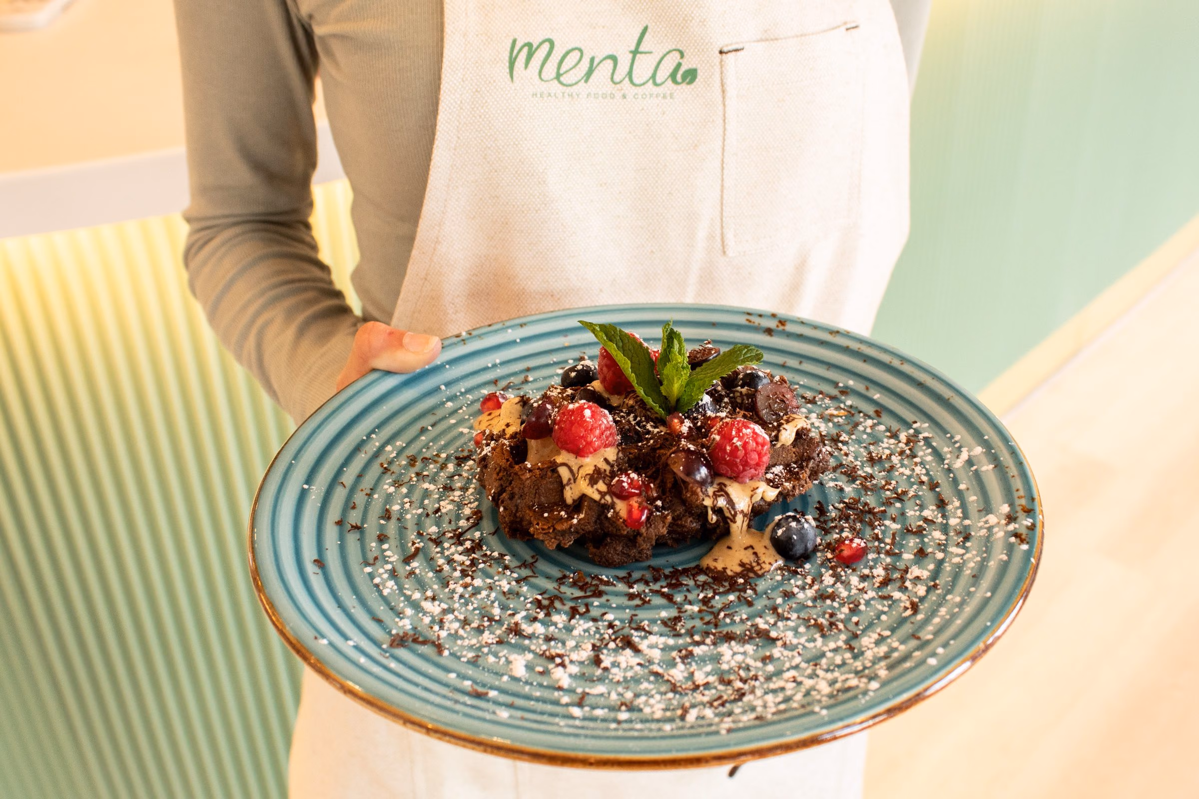 Plato dulce con frutos rojos y chocolate servido en Menta